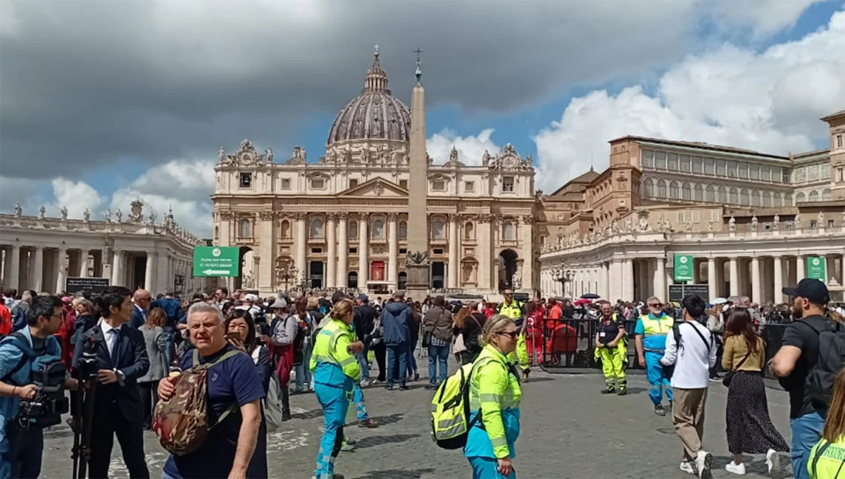 EN LA PLAZA. La organización ya definió los espacios para el público y las puertas de la Basílica siguen abiertas.