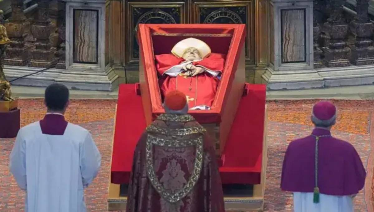 Qué es el ritual de las Tres Estaciones y cómo se mantiene en el funeral de Francisco