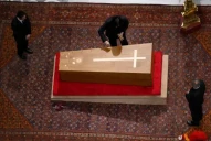 El Vaticano selló el féretro del Papa y este sábado será despedido en un histórico funeral de Estado