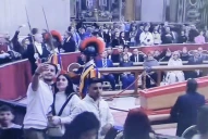 Por qué llegamos a tomar una “selfie” al lado del cuerpo del papa Francisco