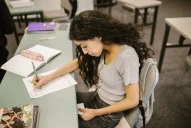 Inteligencia artificial en la universidad: ¿quién mejora más su escritura gracias a ChatGPT?