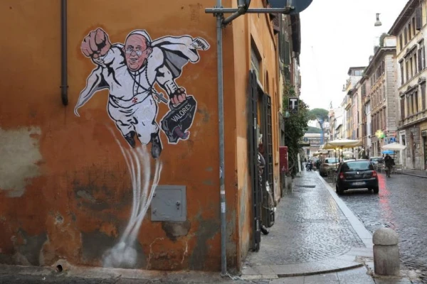 El grafitero del Papa Francisco, que lo dibujó como “Superman”