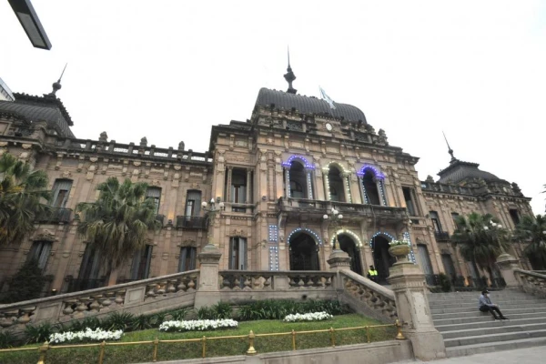 El Poder Ejecutivo envió $6.300 millones a comunas y recibió críticas