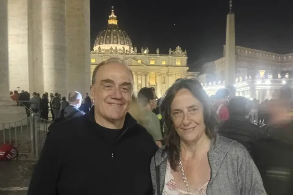 Él es agnóstico, ella es judía y juntos ingresaron a despedir a Francisco