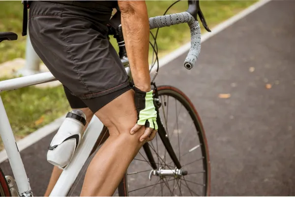 ¿Te duelen las rodillas al andar en bicicleta? Esto es lo que podría estar indicando ese malestar