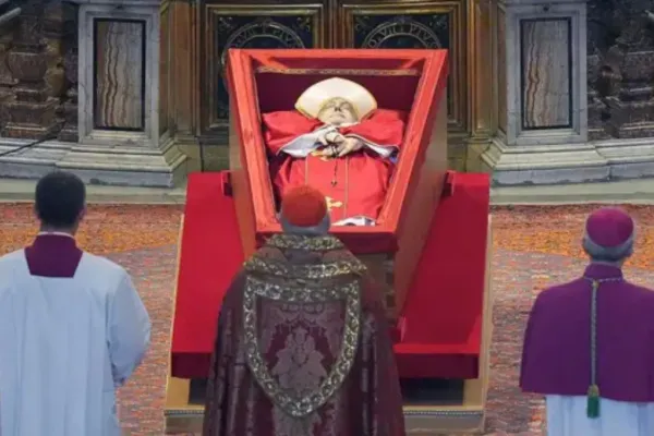 Qué es el ritual de las Tres Estaciones y cómo se mantiene en el funeral de Francisco
