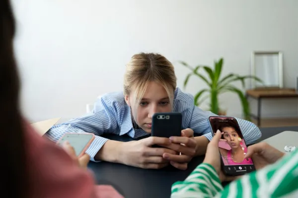 “A veces me hace sentir peor”: lo que dicen los adolescentes sobre salud mental y redes sociales