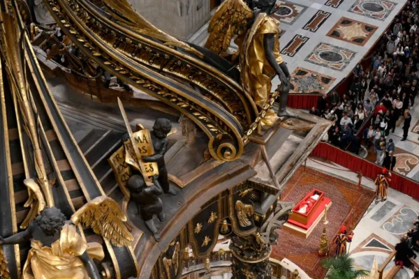 “¡No, por favor, tengo que verlo!”: un ruego imposible de cumplir en el velatorio del Papa