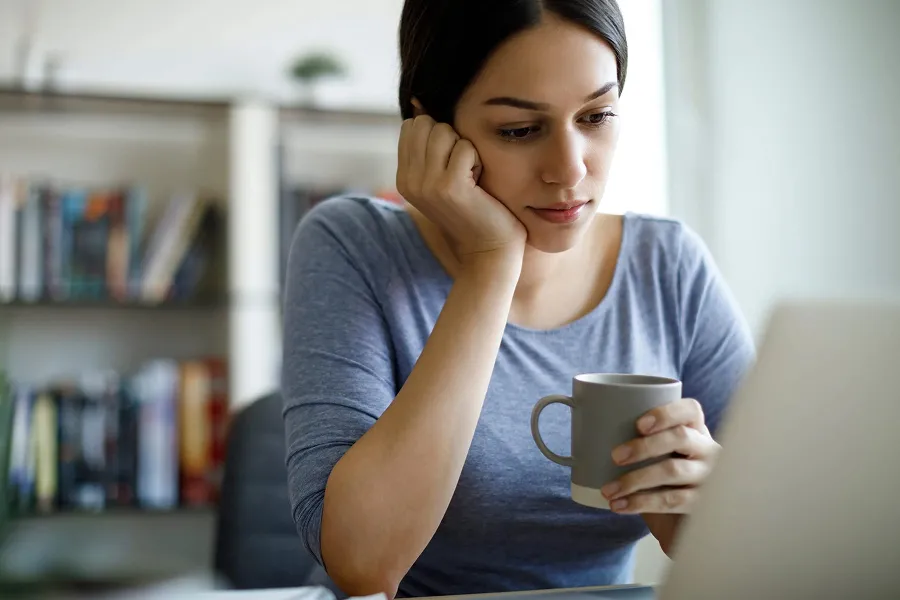 Cómo funciona la mente de las personas que callan para evitar conflictos