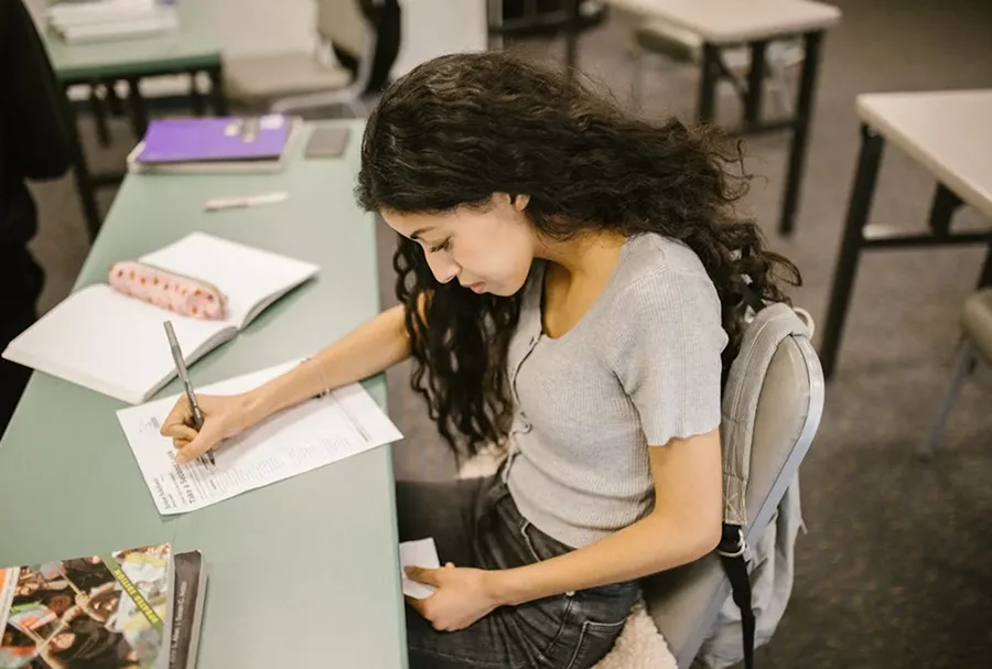 REDACCIÓN ACADÉMICA. El informe ''¿De quién es ChatGPT?'' reveló mejoras en la escritura de textos académicos. / PEXELS