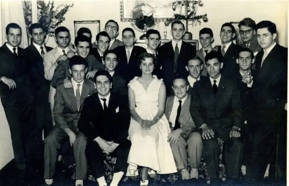 EN UNA REUNIÓN SOCIAL. Arminda Aragón, amiga de la adolescencia de Francisco, aportó esta foto publicada por Perfil donde se lo ve arriba a la derecha de ella. / PERFIL