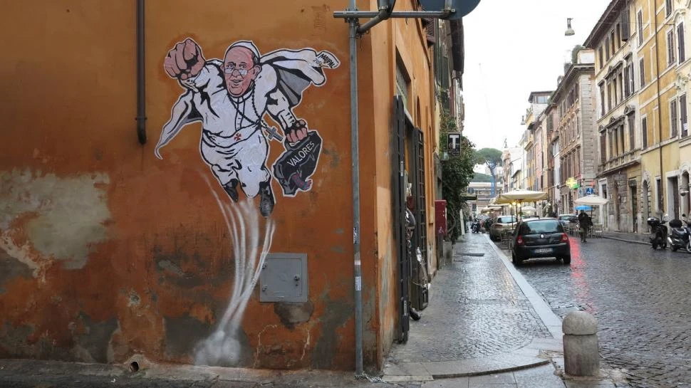 IMÁGENES ICÓNICAS. El “Súper Papa” fue el primer grafiti dedicado a Francisco que hizo Maupal