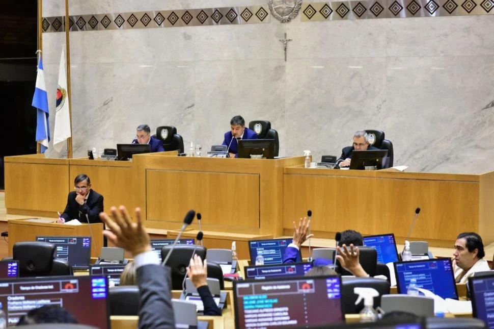 SEÑALES DE LUTO. En la sesión se izaron las banderas a media asta (foto) y se repartieron crespones negros. 