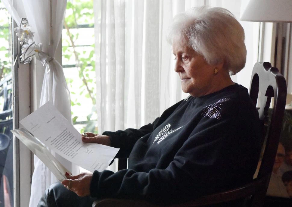 UN RECUERDO. Honoria guarda con cuidado la carta de agradecimiento que le envió el Papa a su hogar. 