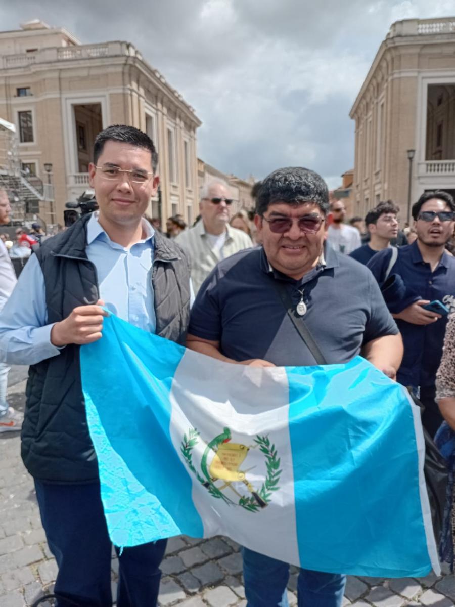 Harry y el padre Gabriel (Guatemala)