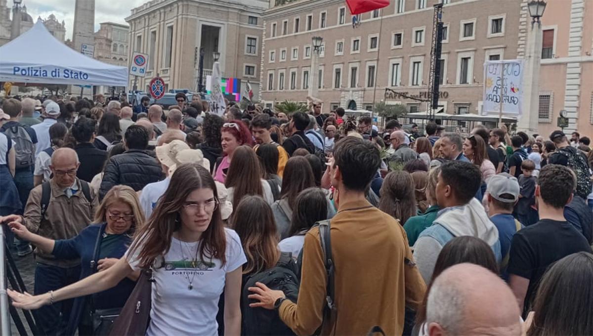 Último adiós al papa Francisco: una siesta al borde del colapso en la plaza San Pedro