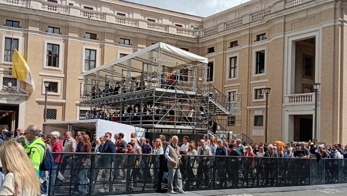 ORGANIZACIÓN. Debido a la gran afluencia de público se montaron diferentes estructuras en la Plaza de San Pedro, incluso pantallas gigantes.
