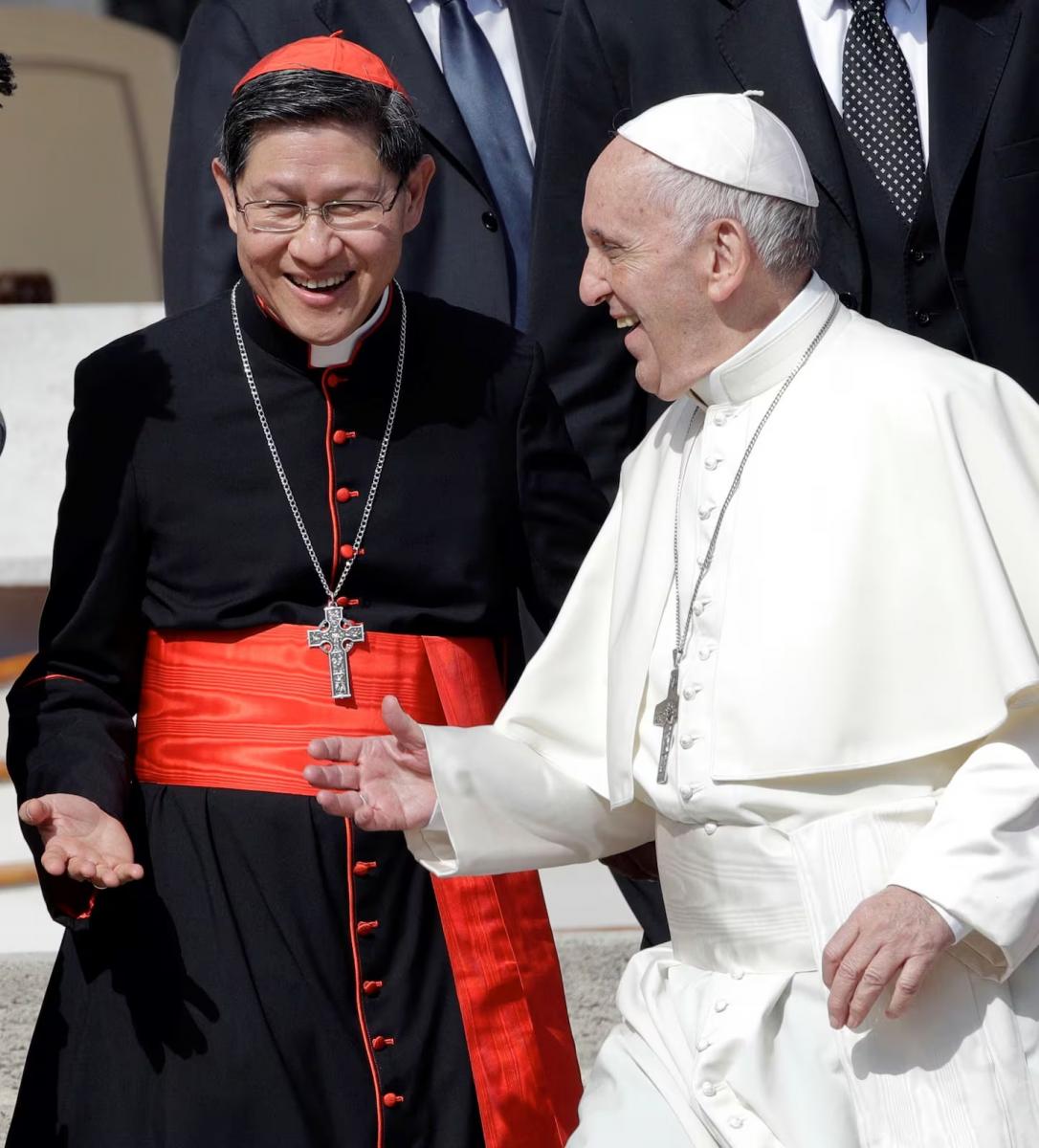 El papa Francisco saluda al cardenal Luis Antonio Tagle, arzobispo de Manila, durante un acto en el Vaticano en 2017. (Foto: AP/Andrew Medichini).