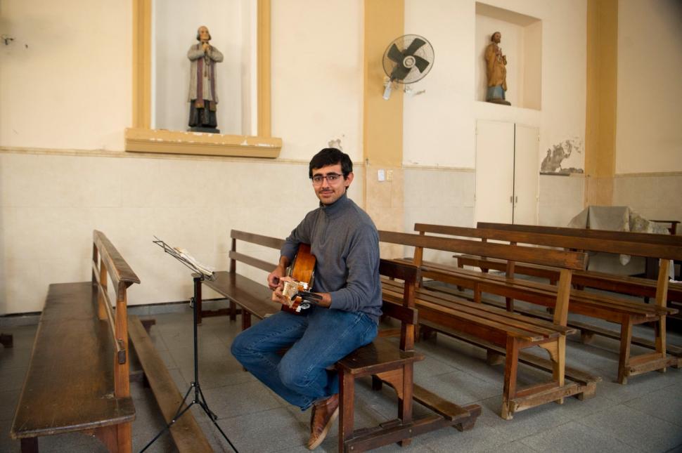 MELODÍA. Santiago con guitarra en mano comparte su pasión.