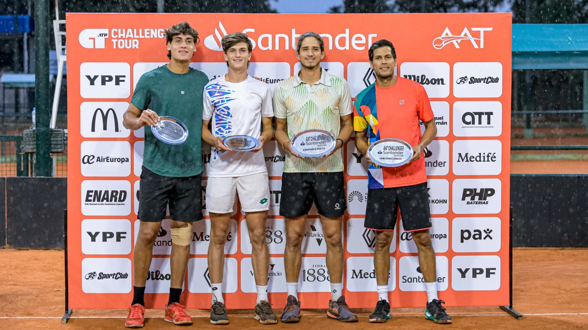 CON SUS TROFEOS. De izquierda a derecha: Zeitune, Ambrogi (subcampeones); Huertas Del Pino y Zeballos (campeones). FOTO PRENSA AAT OMAR RASJIDO