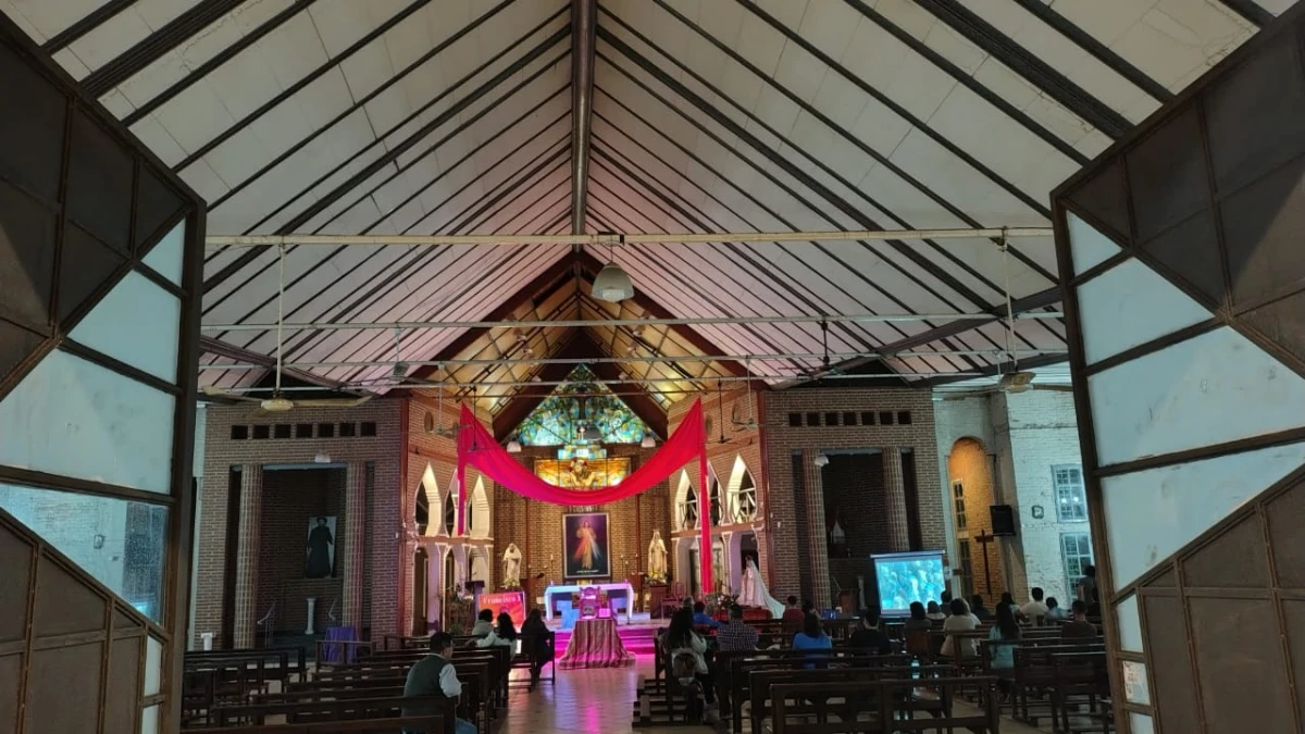 ABIERTA. Las puertas de la Iglesia de Villa Alem se abrieron a las cero horas del sábado. LA GACETA/ Foto de Diego Aráoz
