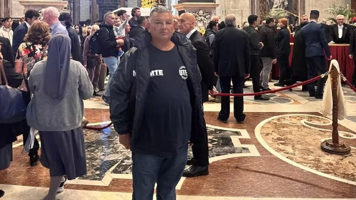 Un cartonero amigo del papa Francisco viajó al Vaticano para despedirlo: Era un guía espiritual