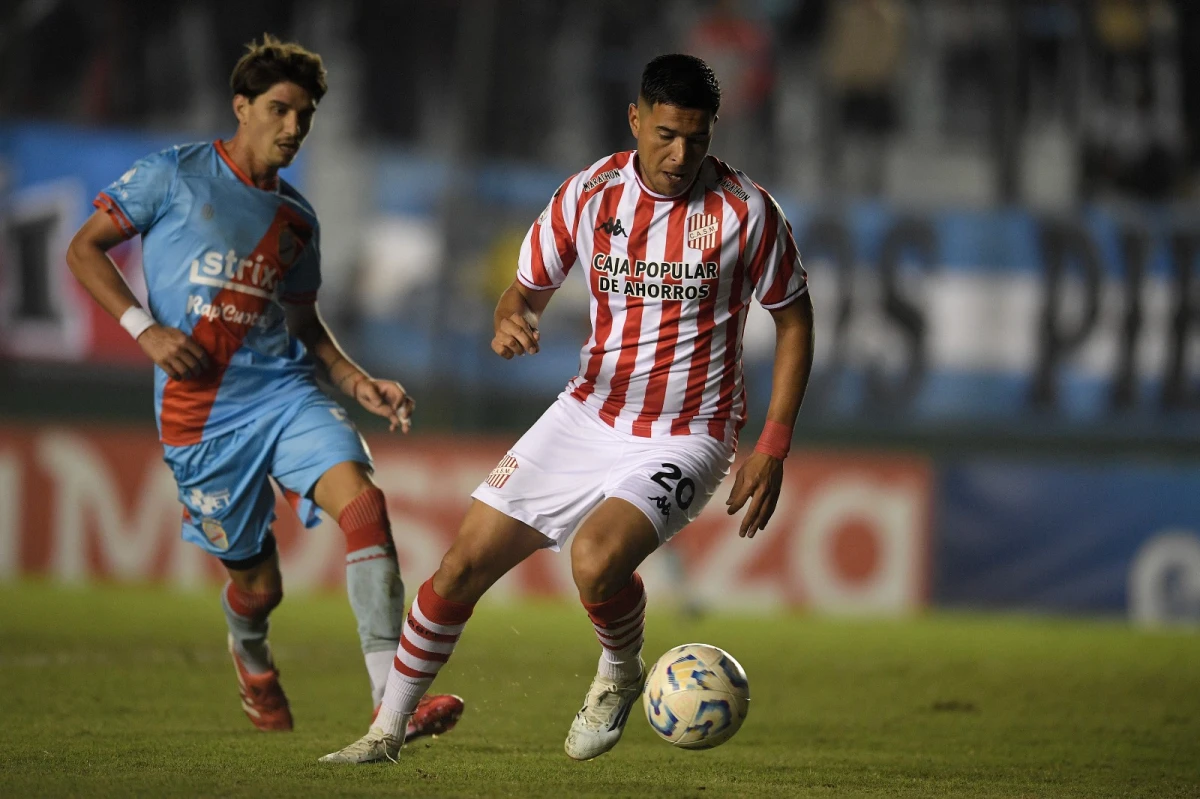 CERCA DEL SEGUNDO. Martín Pino tuvo una chance clara de gol, pero Pourtau envió la pelota al córner.