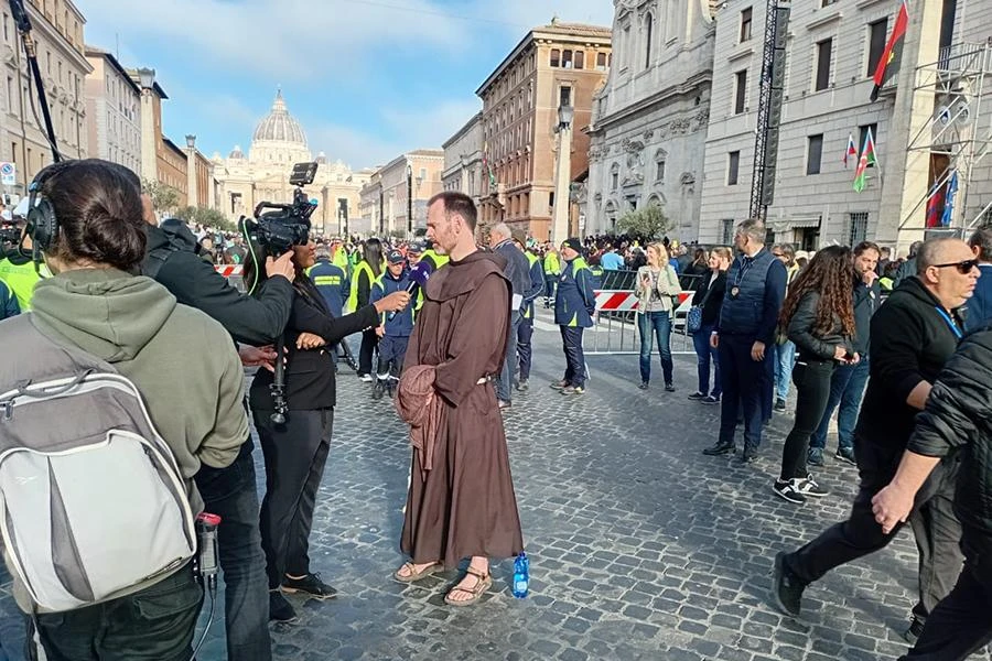 Miles de fieles despiden al papa Francisco en Roma