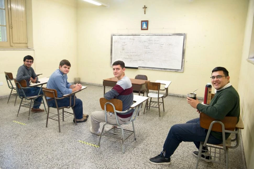 APRENDIZAJE. Una de las aulas donde los seminaristas comparten las tardes de formación académica. Además de su dedicación comparten momentos de esparcimiento como los partidos de fútbol los martes y jueves.
