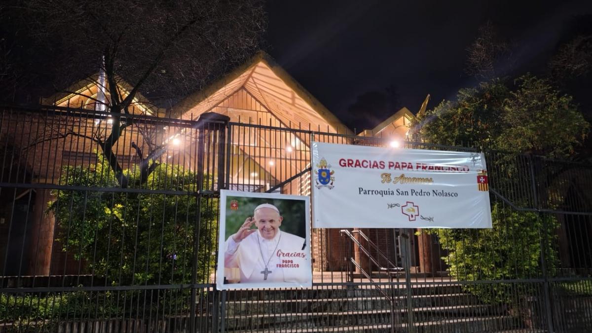 CARTEL. El pórtico de la capilla recibió a sus fieles con dos imágenes. 