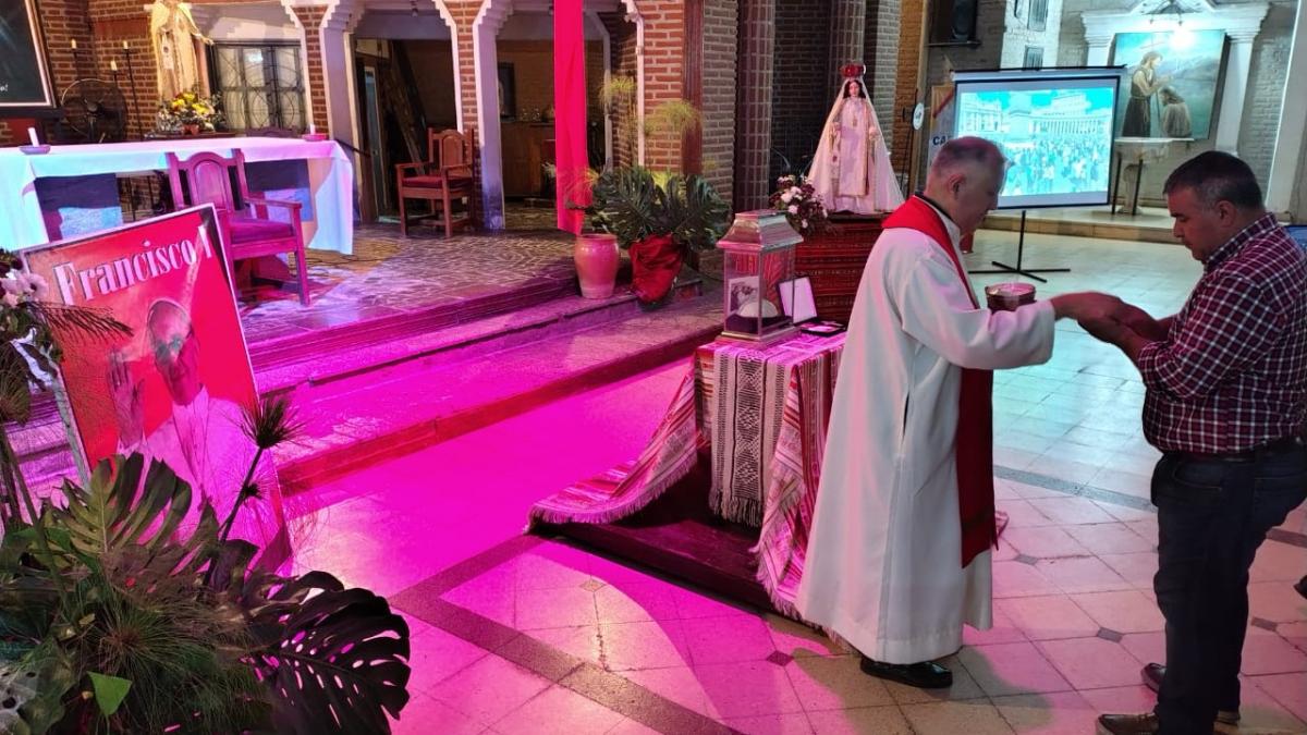 EUCARISTÍA. En Villa Alem los fieles también pudieron tomar la comunión. LA GACETA/ Foto de Diego Aráoz