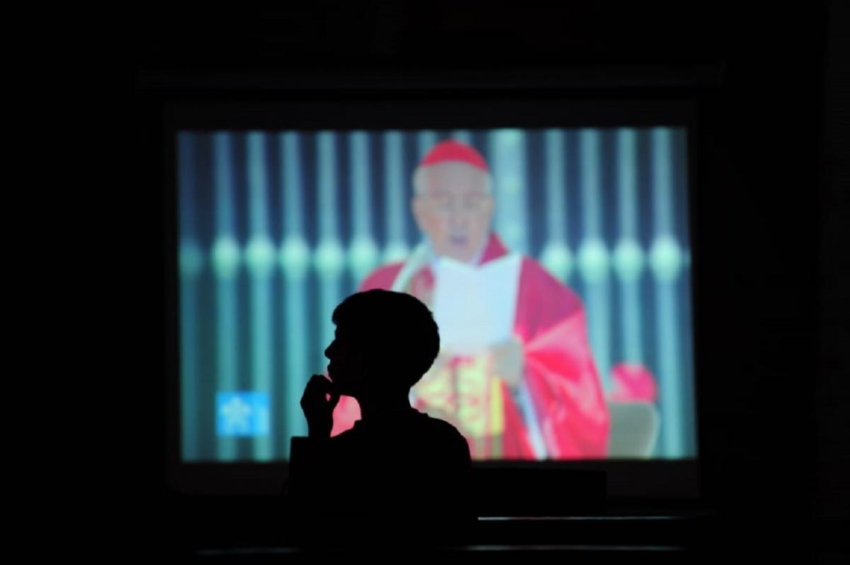 RECOGIMIENTO. Los fieles siguieron con atención la última misa a Francisco en Roma. LA GACETA/ Foto de Diego Aráoz