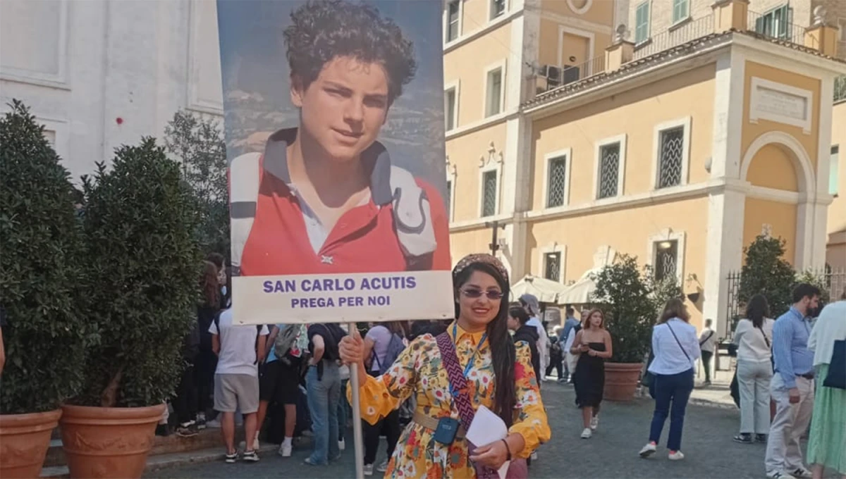 EL INFLUENCER DE DIOS. Una mujer llevó una pancarta con la imagen de Carlo Acutis, el adolescente que iba a ser canonizado hoy por el fallecido papa Francisco.