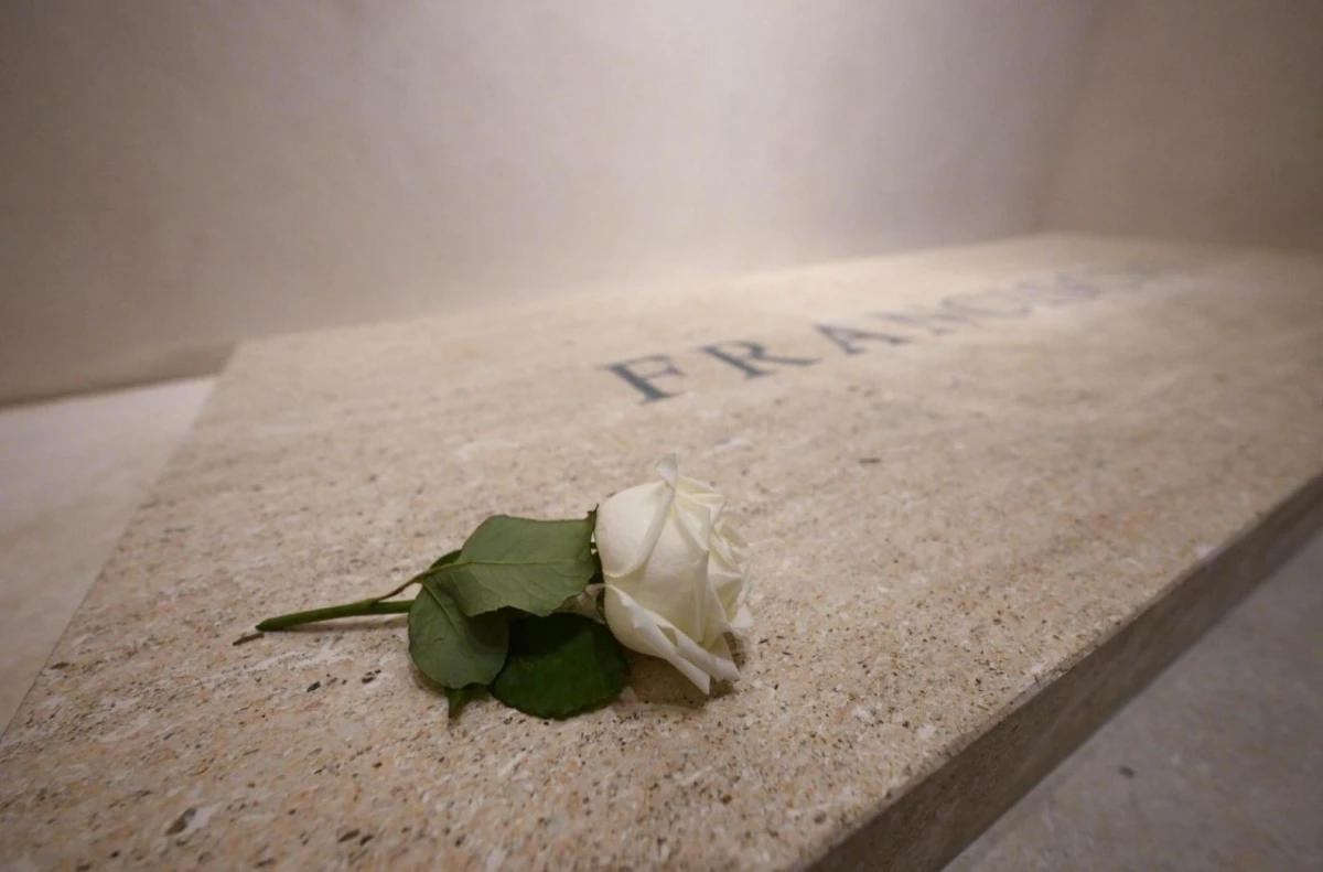 La rosa blanca sobre la lápida del papa Francisco en Santa María la Mayor. ANSA / VATICANNEWS.VA