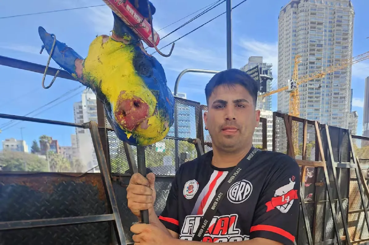 Un hincha de River fue detenido por llevar a la cancha una cabeza de chancho pintada de azul y amarillo