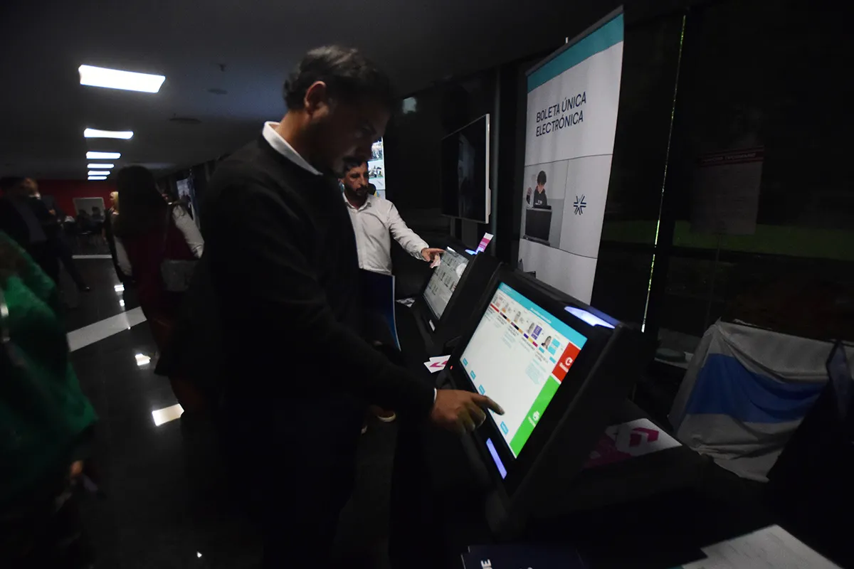 EXPOSICIÓN. Con la idea de que se implemente en 2027, en la Legislatura se mostraron algunas de las metodologías electrónicas para sufragar.