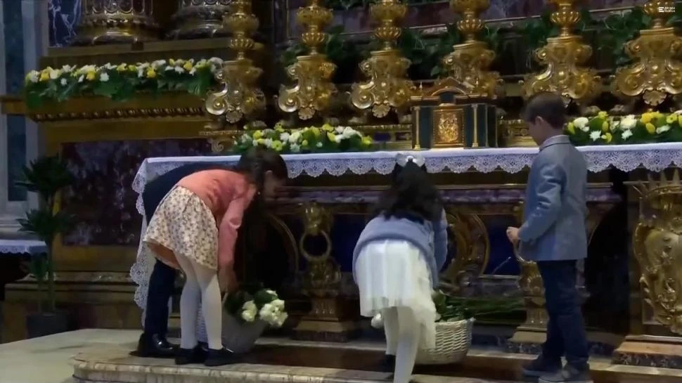 EMOCIONADOS. Miles de fieles lloraron durante el funeral del papa Francisco, que fue ayer en el Vaticano.