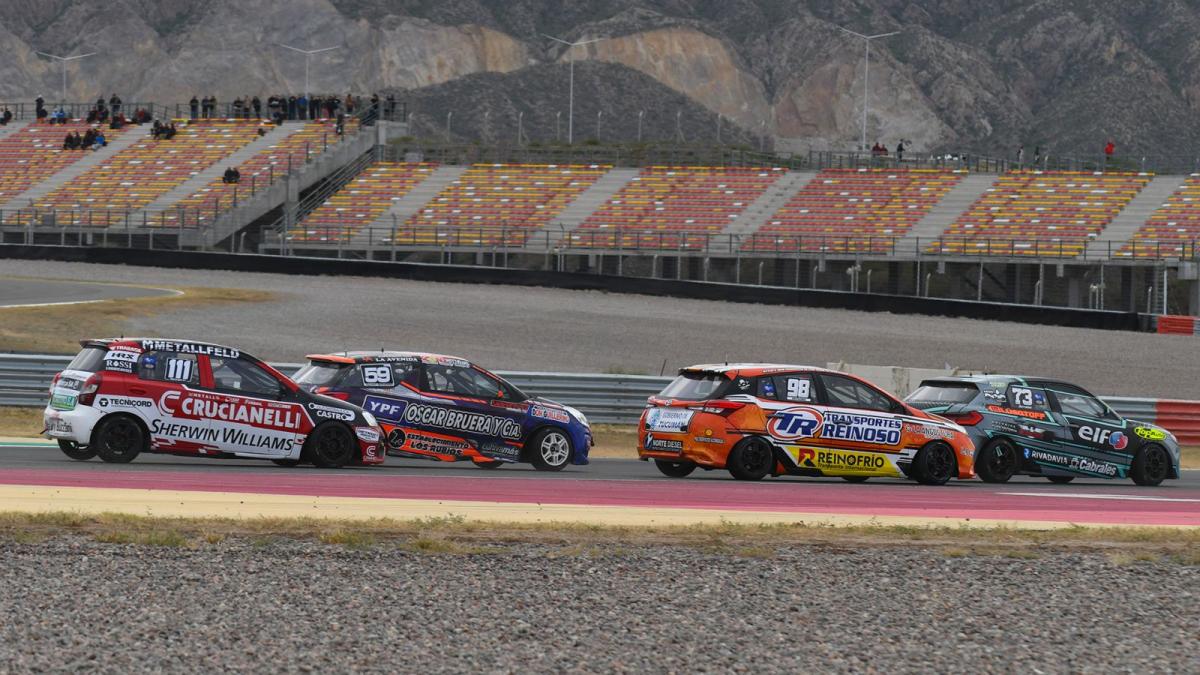 Braian Reinoso con el número 98.