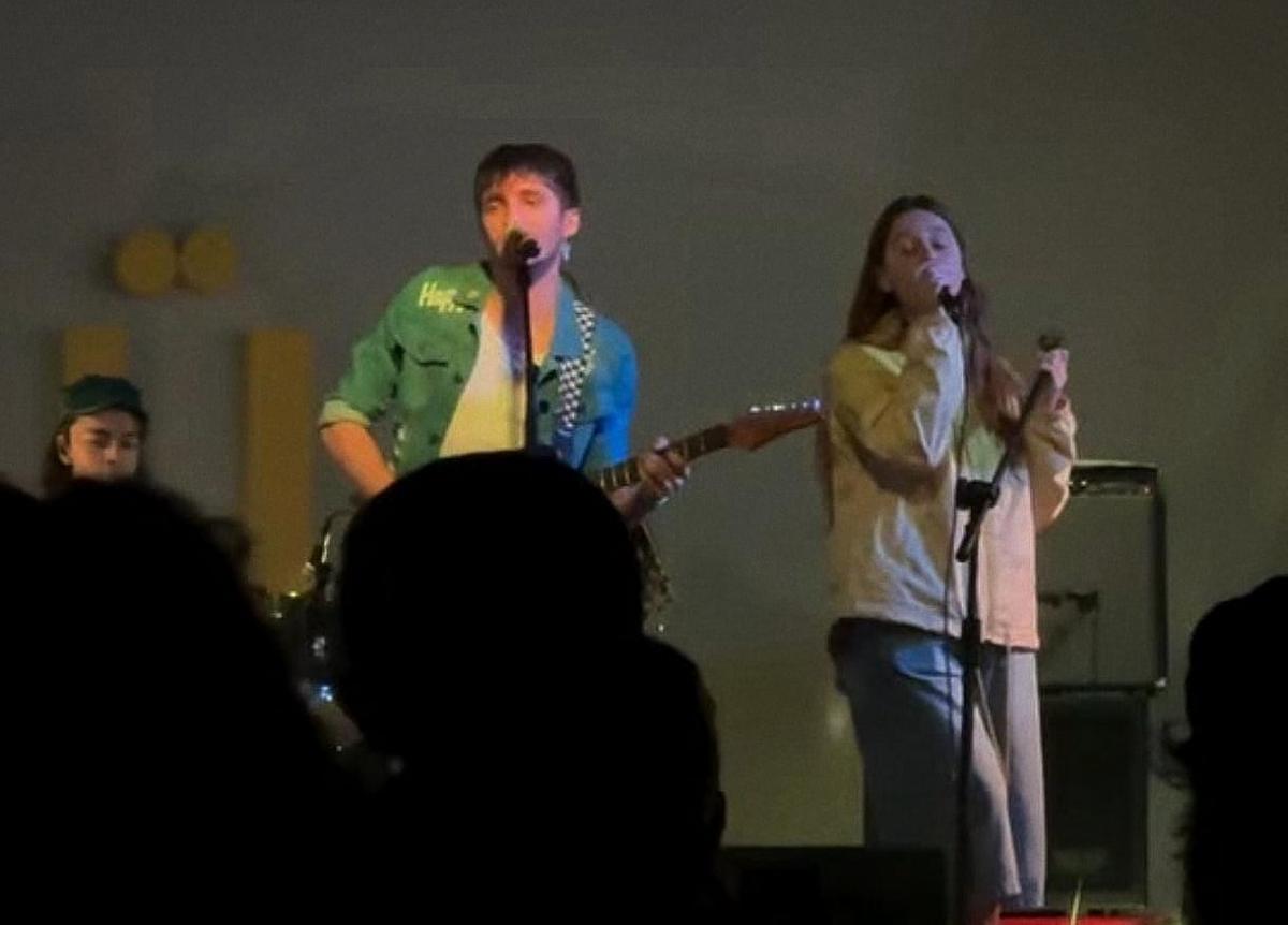 COMUNIDAD DE ARTISTAS. La última canción en el show de Ebü. / GENTILEZA LA CUPULA PRODUCCIONES