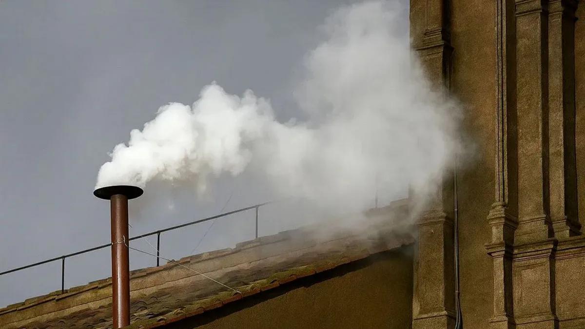 Cónclave: la fumata blanca anuncia que la Iglesia Católica ya tiene nuevo Papa