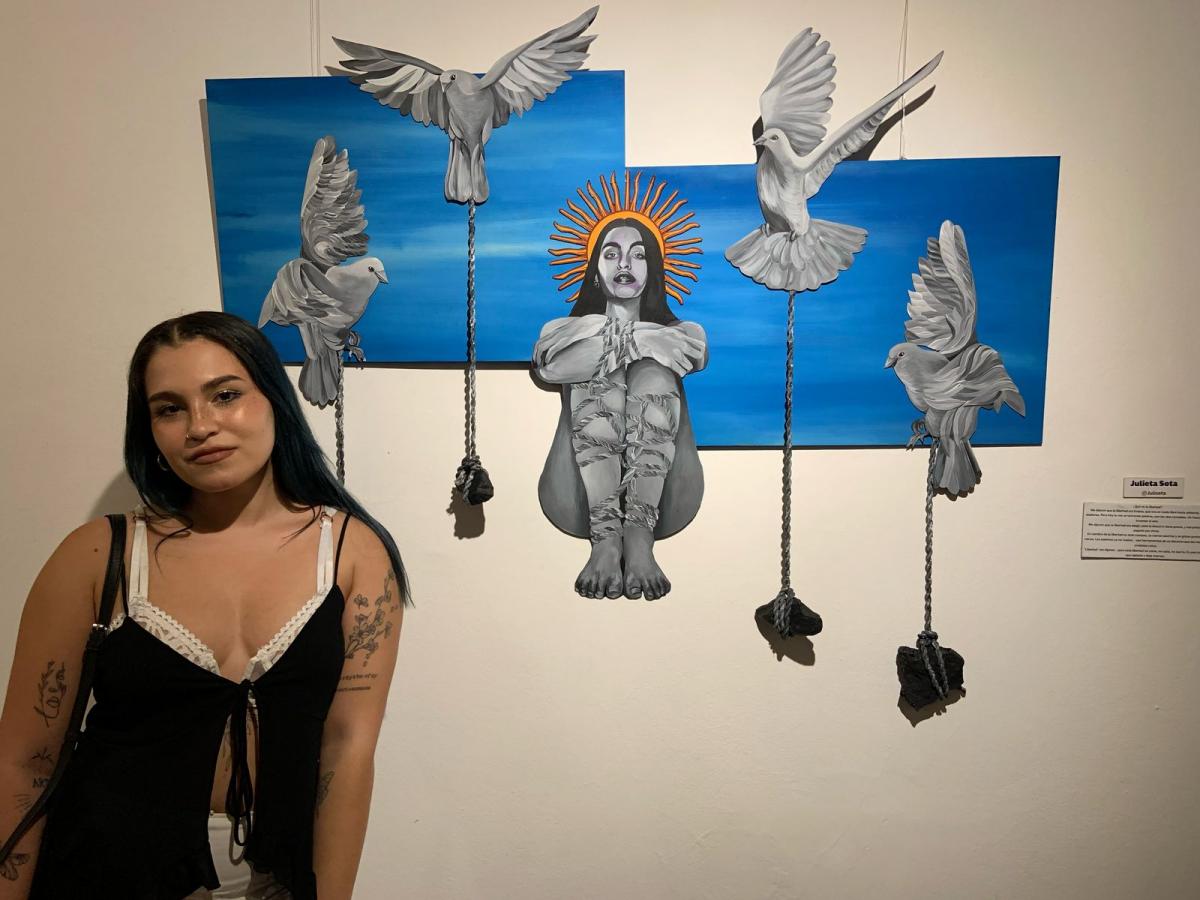 CON SU OBRA. Juli Sota eligió 15 artistas entre 70 propuestas para formar una confluencia entre el lenguaje visual y musical. / LA GACETA