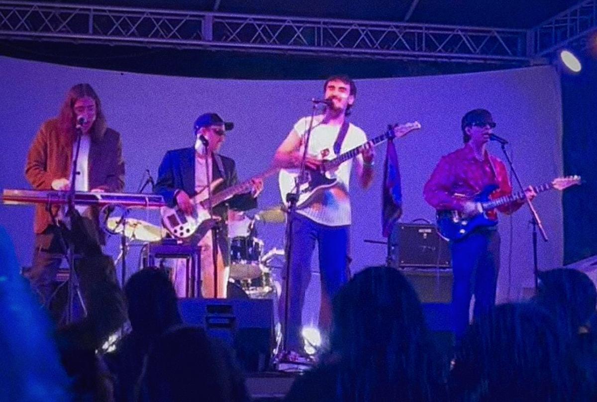 EL SHOW DE EL CHANGO Y LAS FLORES. La potencia de su presentación logró que muchos salten bajo la lluvia. / GENTILEZA LA CUPULA PRODUCCIONES.