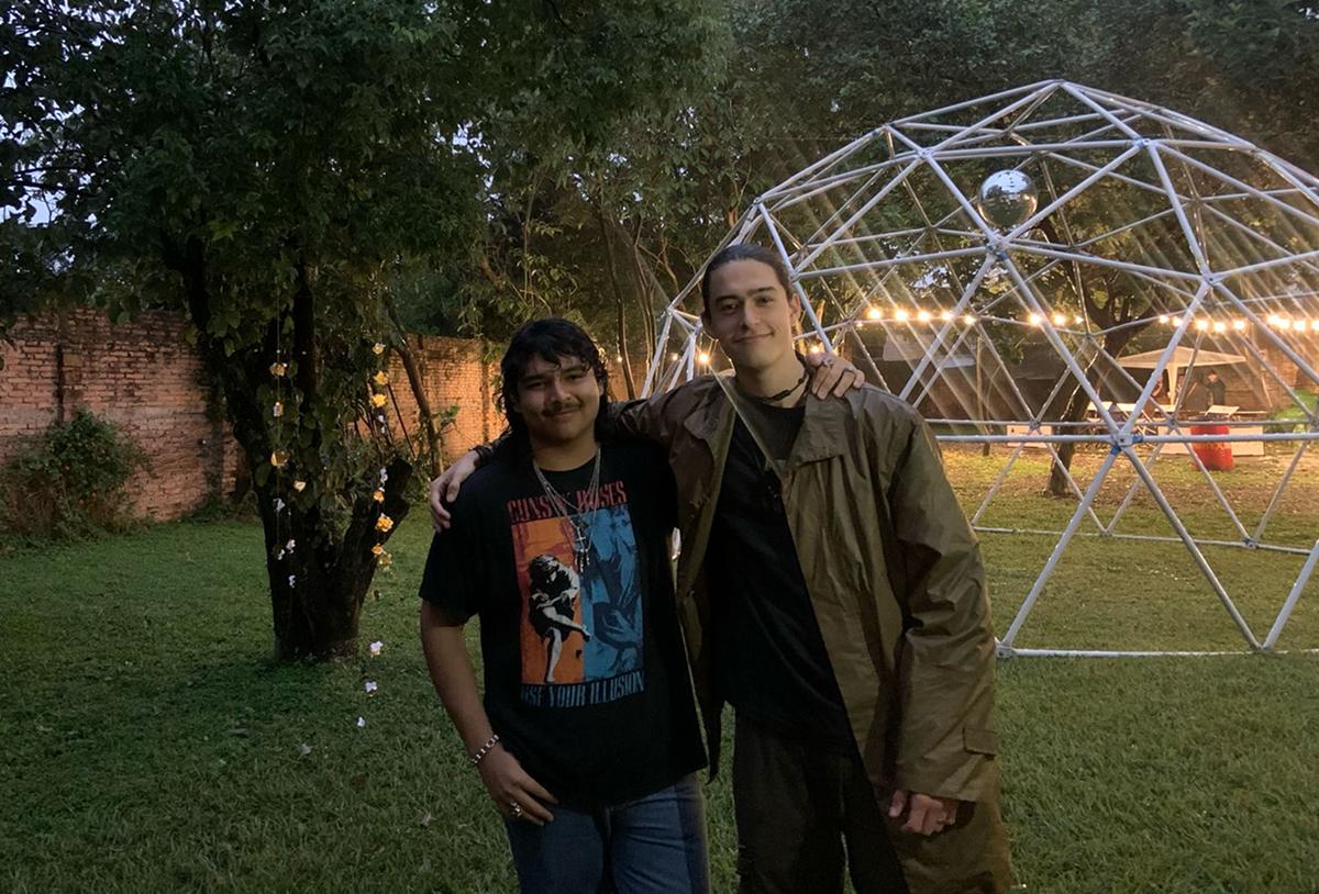 HACER EL AGUANTE. Gastón y Juan estuvieron firmes desde la apertura de las puertas del predio. / LA GACETA.