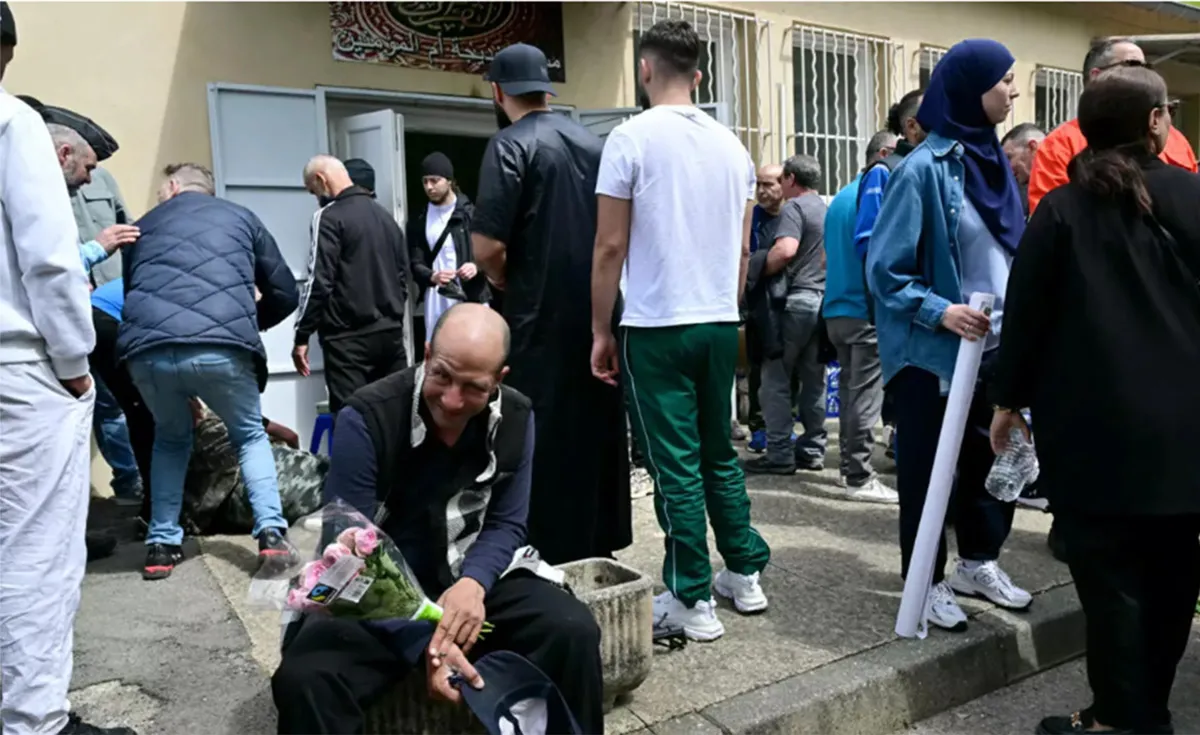 Un hombre sostiene flores afuera de la mezquita Khadija en La Grand-Combe, en el sur de Francia, el 27 de abril de 2025, donde fue asesinado el adorador Aboubakar. .
