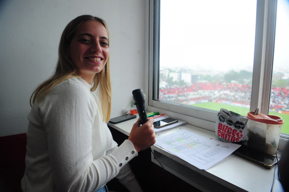 EN ACCIÓN. Paula Gutiérrez en una cabina de transmisión en la cancha de San Martín