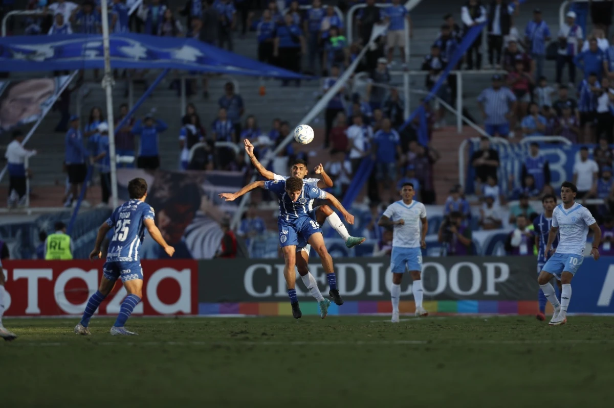 PUNTO DÉBIL. El juego aéreo fue la debilidad que expuso el Decano frente a Godoy Cruz.