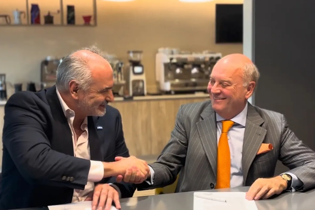 UN IMPULSO PARA EL SECTOR CAFETERO. Juan Casañas y Martín Cabrales firmaron un convenio.