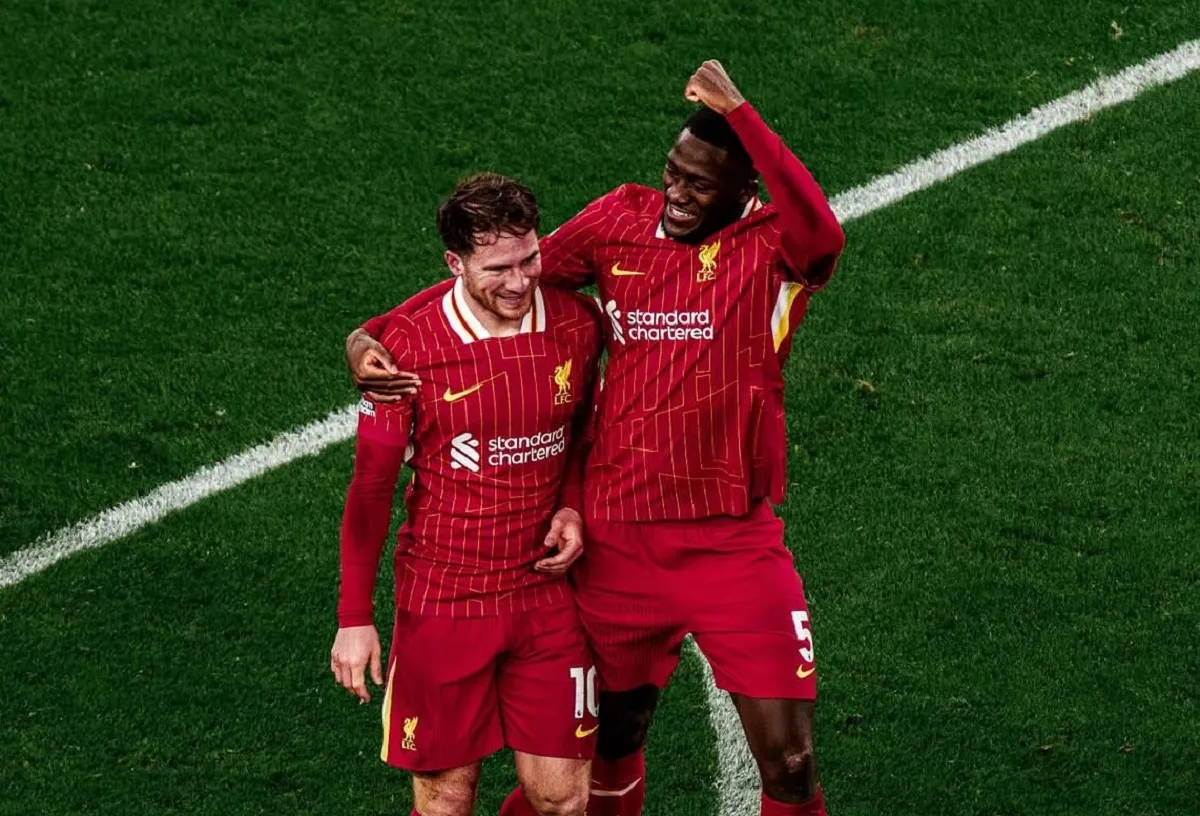 El llamativo gesto de Alexis Mac Allister con el francés Konaté en medio de los festejos de Liverpool