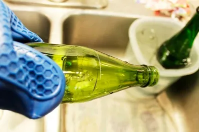 El truco casero para limpiar botellas de vidrio sin cloro ni cepillo