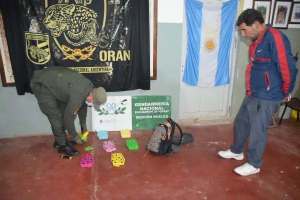 Narcotráfico en Salta: detienen a un pasajero de taxi con ocho kilos de cocaína ocultos en globos